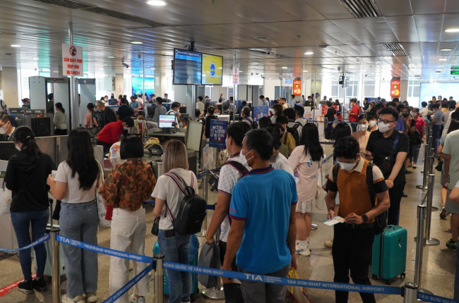 Tân Sơn Nhất đón lượng khách kỉ lục dịp Tết, khó thoát cảnh ùn tắc quá tải hạ tầng