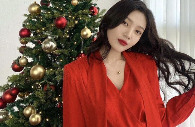 Mỹ nhân Hàn Quốc diện đồ đỏ chơi Noel 