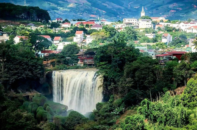 Thị trấn yên bình bên dòng thác 
