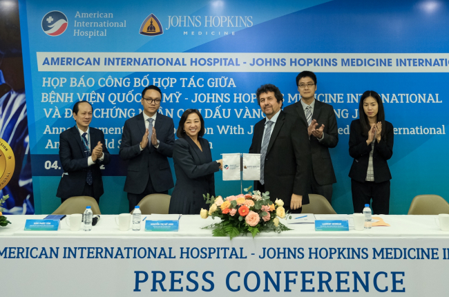 Bệnh viện Quốc tế Mỹ (AIH) tiếp tục kí kết hợp tác lâu dài với Johns Hopkins Medicine International