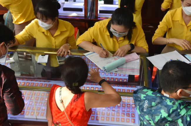 Giá vàng hôm nay 23-3: Giảm sốc do dòng tiền dồn vào kênh đầu tư khác