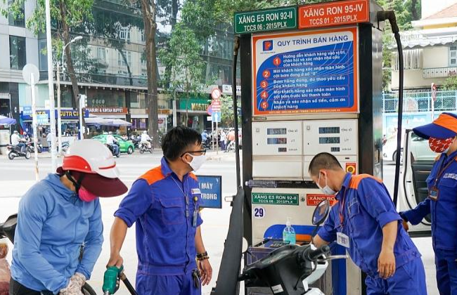 Chính thức giảm 2.000 đồng thuế môi trường với mỗi lít xăng từ 1/4