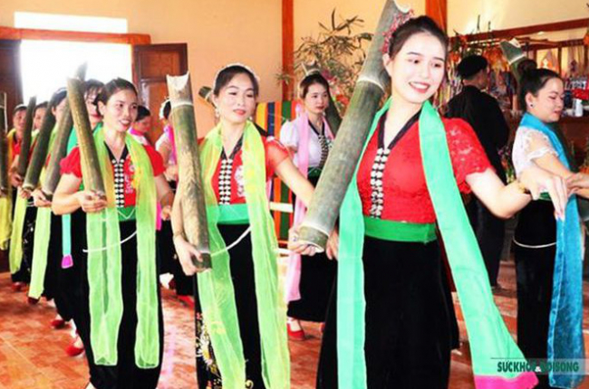 Lễ hội té nước của người Thái trắng Lai Châu