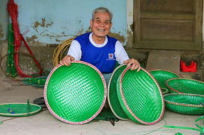 Cụ ông 78 tuổi bắt rác thải nhựa đẻ ra tiền
