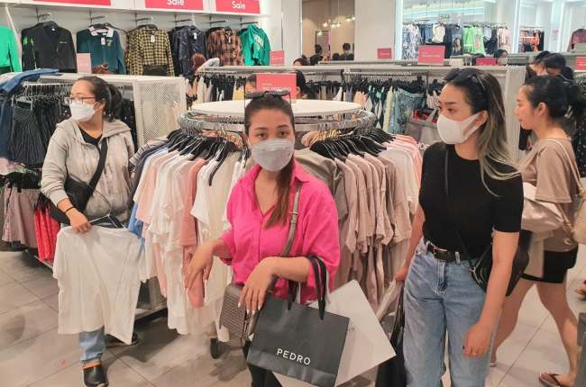 Săn hàng hiệu chỉ 50.000 đồng, 100.000 đồng ở “thiên đường shopping” Sài Gòn