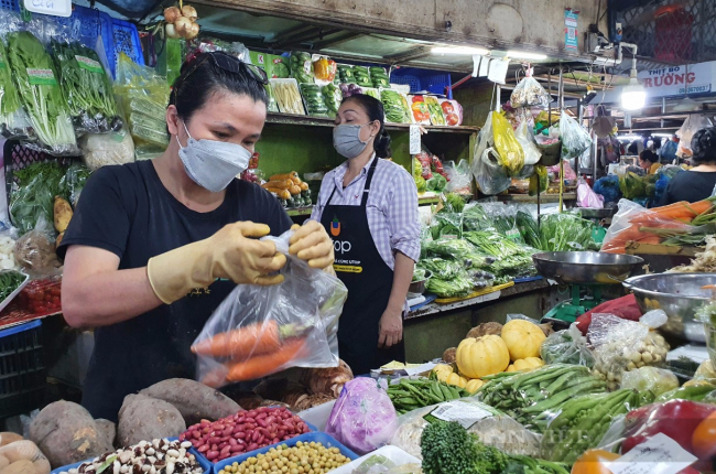 Tiểu thương giảm giá bó rau, con cá, tặng dầu ăn, bột ngọt... chia sẻ với người mua