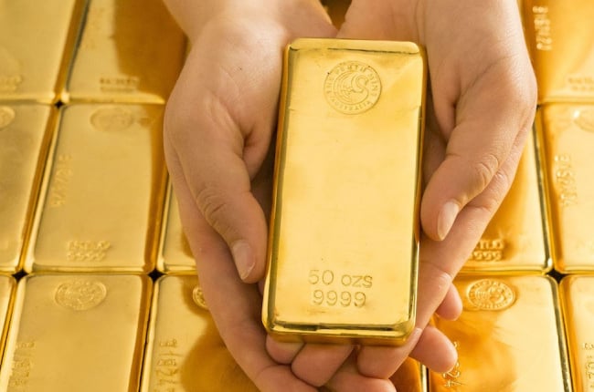 Giá vàng hôm nay giảm nhưng vẫn neo quanh mốc quan trọng