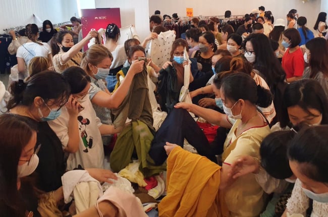 Chen mua hàng hiệu giảm giá sốc tới 90%, bán xổ chỉ còn từ vài chục nghìn