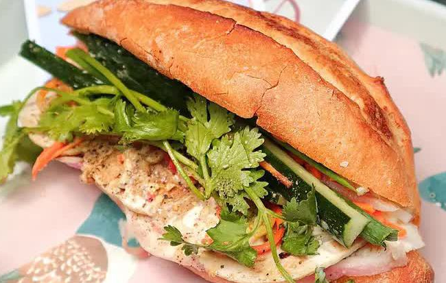 Việt Nam có 6 tiệm bánh mì vang danh ở nước ngoài, khách xếp hàng dài chờ đến lượt