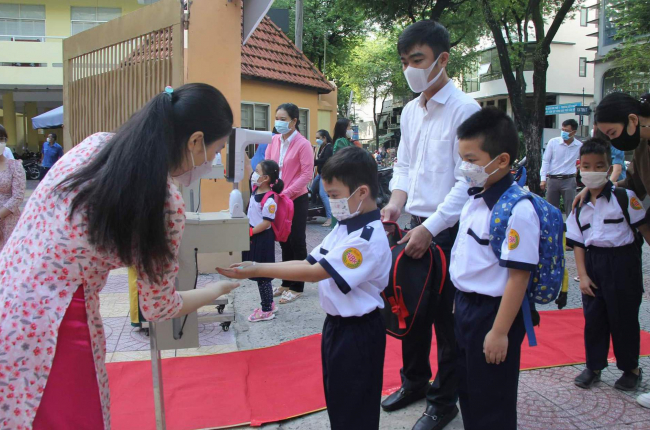 TP.HCM tạm giữ nguyên và chưa thu học phí năm học mới