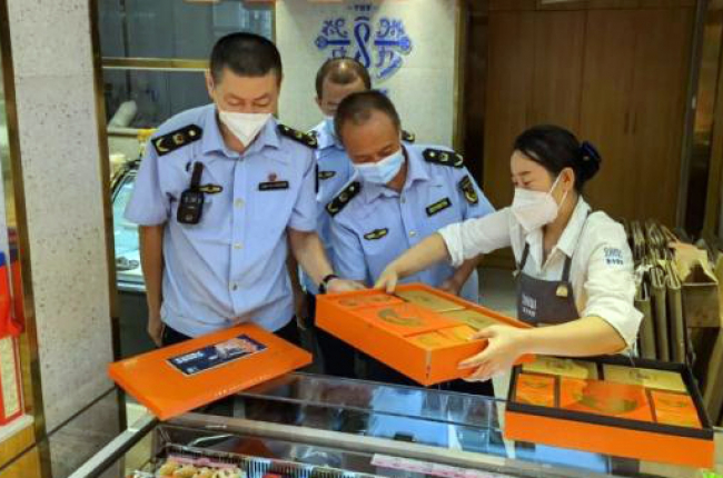 Trung Quốc siết chặt kiểm soát bánh Trung thu có “giá trên trời”