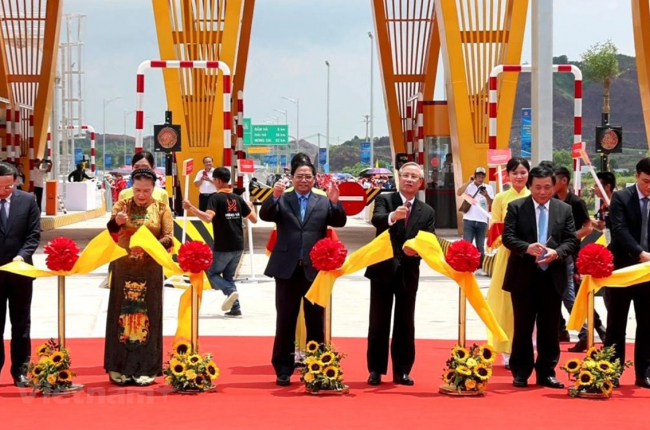 Thủ tướng cắt băng khánh thành đường cao tốc Vân Đồn - Móng Cái