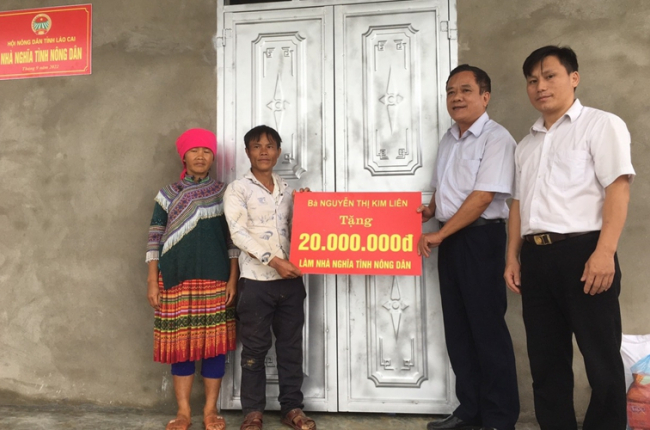 Hội Nông dân Lào Cai trao nhà “Nghĩa tình nông dân” 