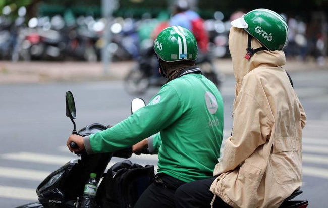 Sau phụ phí nắng nóng, Grab lại phụ thu phí Tết  