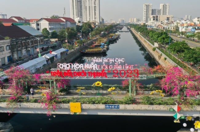 Chợ hoa Xuân trên bến dưới thuyền