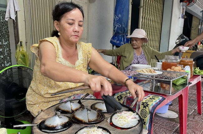 Ngon khó cưỡng với bánh xèo mực Nha Trang