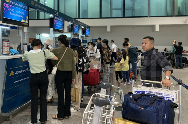 Vé máy bay Tết: Mở bán sớm, số lượng dồi dào, giá vẫn 'trên trời'