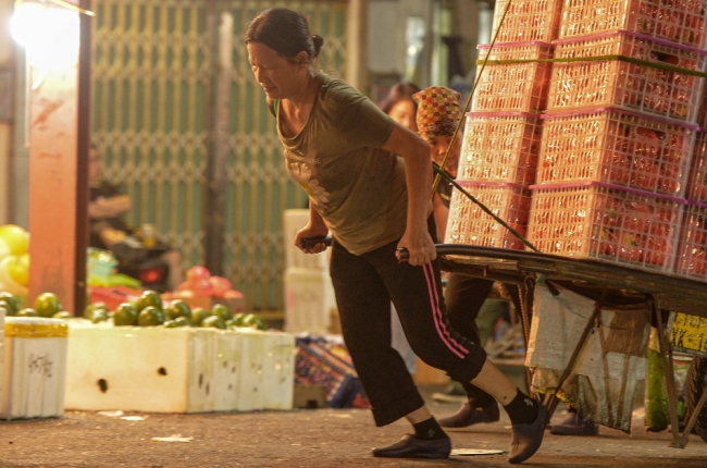 Những phụ nữ 'oằn mình' kéo xe hàng mưu sinh ngày 20/10
