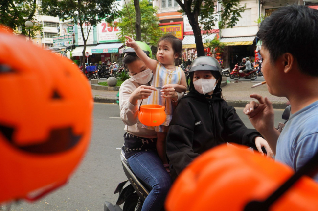 Đồ trang trí Halloween: Tiểu thương than ế có ngày bán chưa tới 50.000 đồng