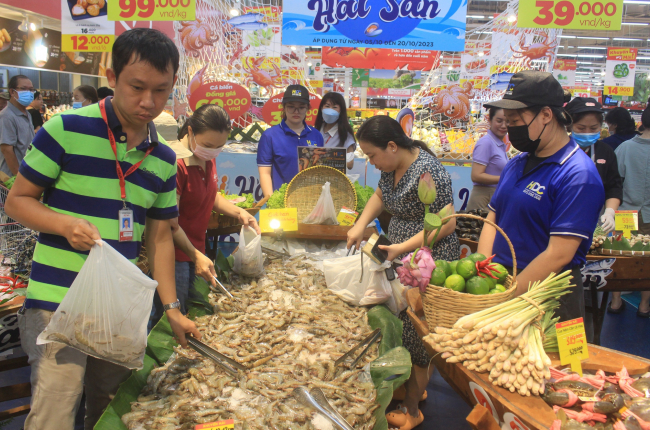 Người Sài Gòn mỏi tay mua tôm, cua Cà Mau, hàu Nha Trang giá sốc