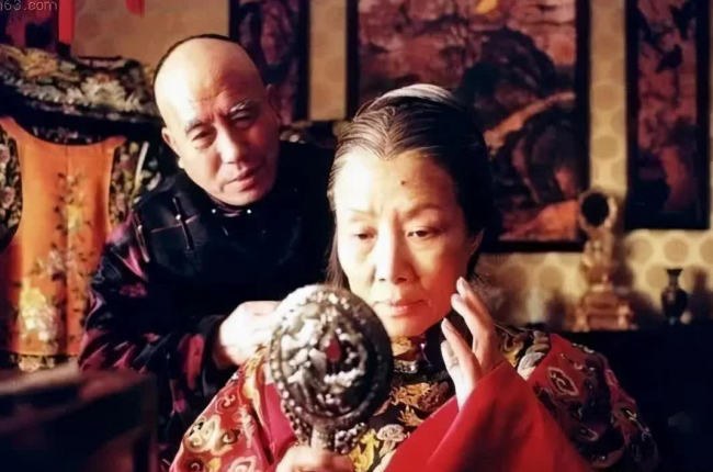 Khi trang điểm, Thái hậu Từ Hi luôn ngậm 2 quả óc chó