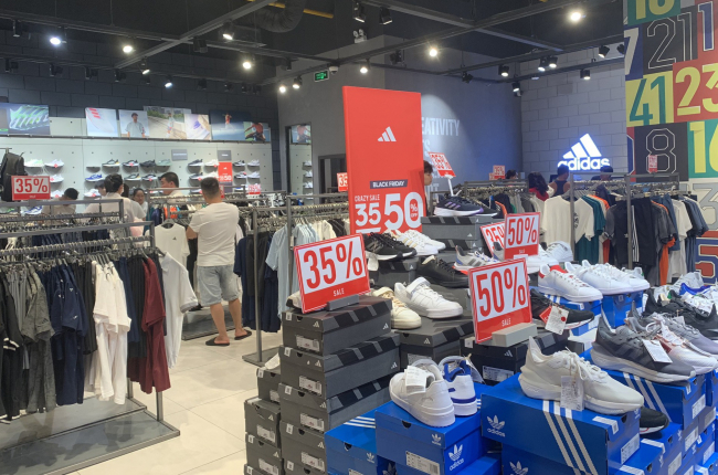 Khuyến mãi kéo dài cả tháng, nhiều chị em hạn chế 'vung tay quá trán' trong ngày Black Friday