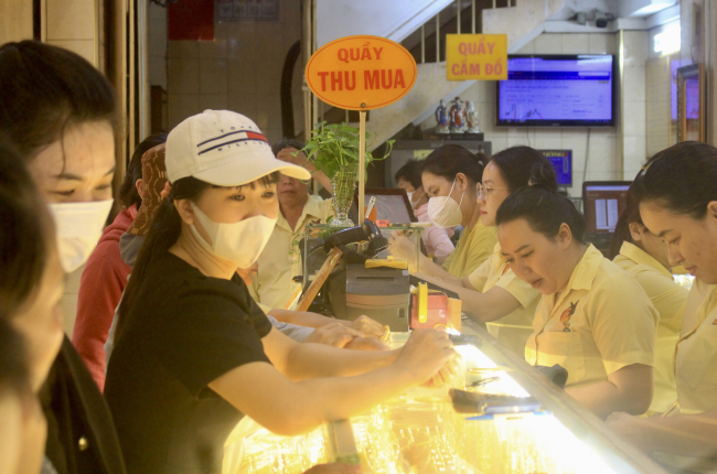 Đua nhau bán vàng chốt lời, tiệm vàng chen chân không lọt