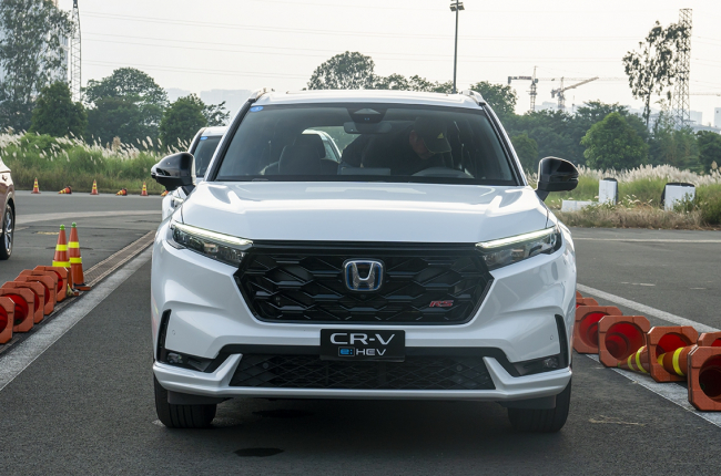 Cùng 7 chỗ nhưng Mitsubishi Outlander giá tốt hơn Honda CR-V  