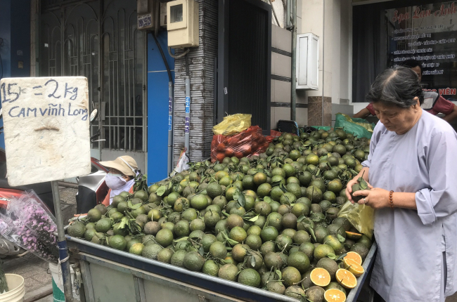 Cam sành miền Tây rớt giá thê thảm, bán lẻ chỉ còn 5.000 đồng/kg, người Sài Gòn thi nhau bán cam