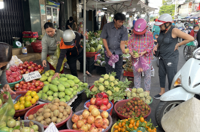 Trái cây về đầy chợ, siêu thị TP.HCM, giá siêu rẻ