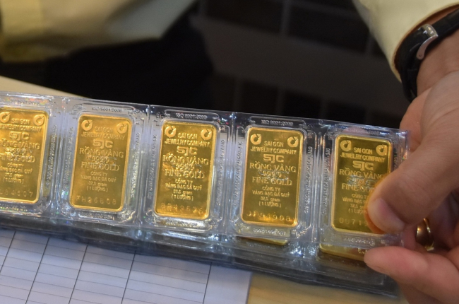 Giá vàng thế giới giảm mạnh xuống sát ngưỡng 1.900 USD/oz