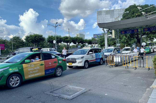 Tài xế taxi, khách hàng cùng hoảng hốt khi bị áp thêm nhiều khoản phí ra vào sân bay Tân Sơn Nhất từ tháng 4