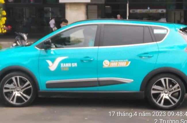 Taxi điện VinFast của tỷ phú Phạm Nhật Vượng bất ngờ xuất hiện trên đường phố TP.HCM