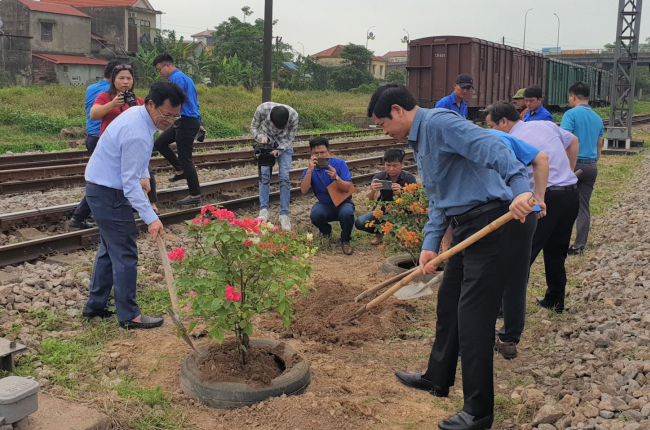 Đường sắt phát động phong trào 'Đường tàu - Đường hoa'