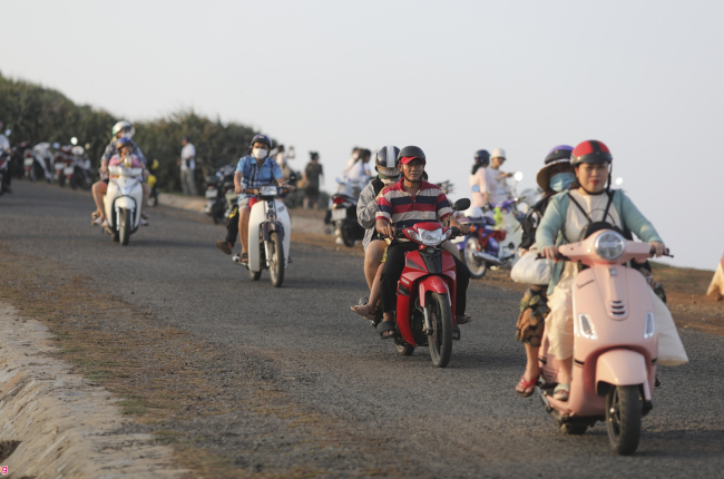 Rất đông du khách tham quan Phú Quý