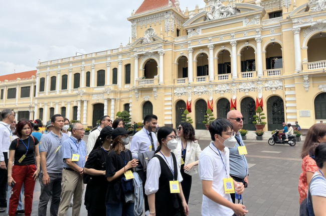 Du khách hào hứng khi lần đầu vào tham quan trụ sở HĐND và UBND TP Hồ Chí Minh