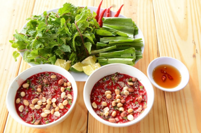 Quanh đĩa tiết canh 