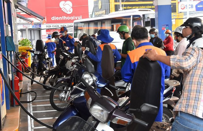 Giá xăng giảm liên tục 3 kỳ liên tiếp, chỉ còn hơn 20.000 đồng/lít