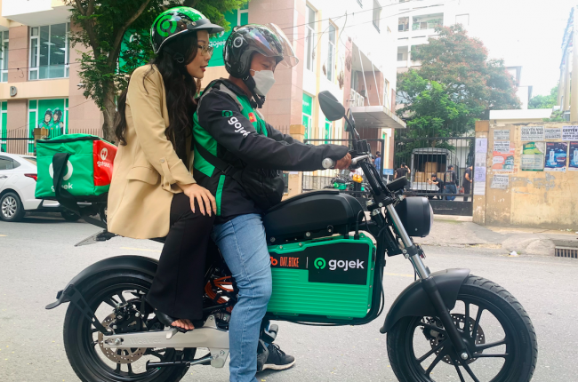 Hot: Lần đầu tiên Việt Nam có xe ôm công nghệ tài xế chạy bằng xe máy điện, Gojek dùng xe Dat Bike chở khách