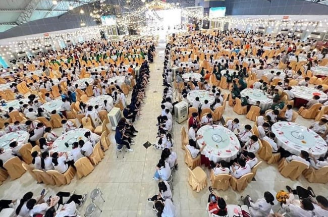 Trường cấp 2 ở Quảng Ninh tổng kết năm học hoành tráng như đám cưới, người trong cuộc lên tiếng