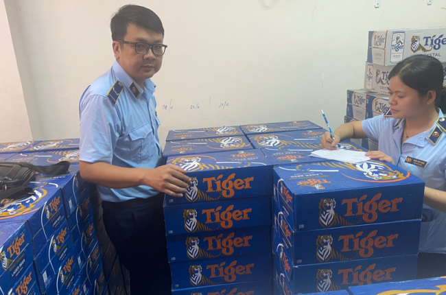 Gần 600 thùng bia Tiger được phát hiện bên đường ở Long An