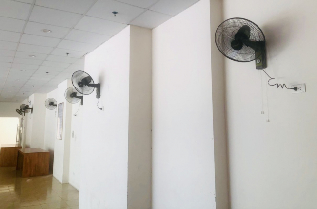 Bi hài chuyện thích nghi với cắt điện luân phiên ở Hà Nội