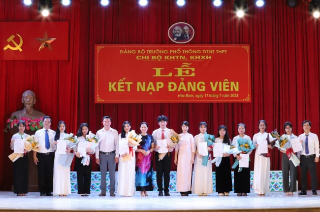 Hòa Bình: Kết nạp Đảng cho 10 học sinh ưu tú Trường Nội trú tỉnh