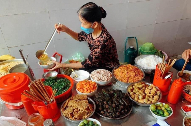 Bánh đa cua Hải Phòng được cẩm nang ẩm thực suy tôn là món ngon nổi tiếng