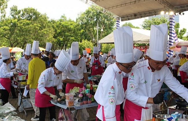 Cả nghìn người thưởng thức buffet chay 100 món tại TP.HCM, được phục vụ như tại khách sạn 5 sao