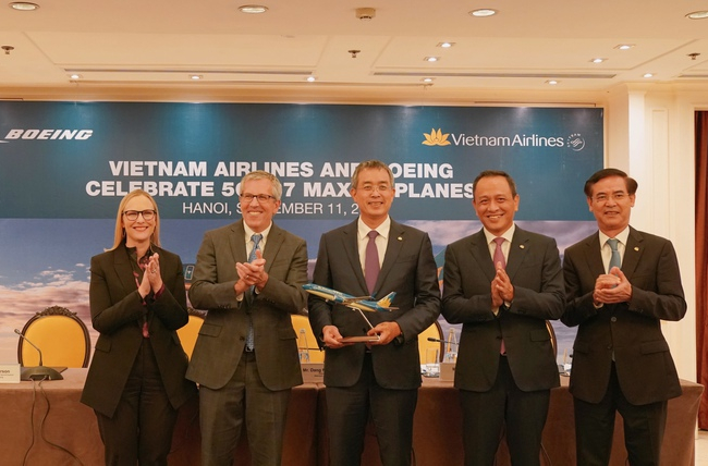 Vietnam Airlines và Boeing ký kết ghi nhớ chào bán 50 máy bay 737 MAX giá trị 10 tỷ USD