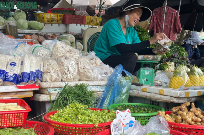 Thanh toán không dùng tiền mặt lên ngôi, uống cốc trà đá, mua mớ rau cũng 'ting ting'