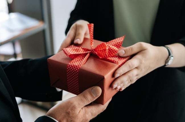Xử lý quà tặng thế nào để phù hợp với quy định về phòng chống tham nhũng?