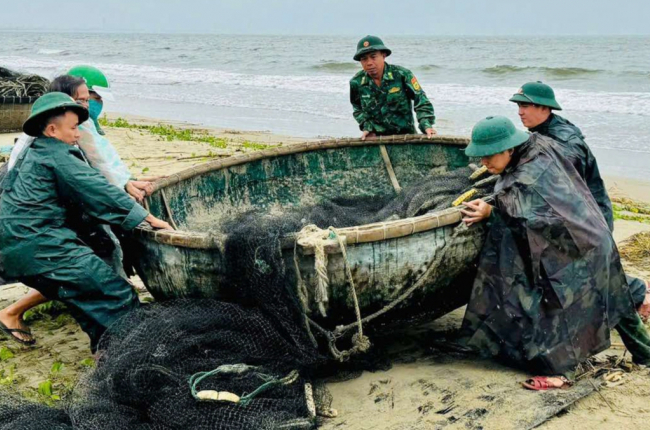 Chiến sĩ bộ đội biên phòng Đà Nẵng xuống từng tàu, trèo lên từng mái nhà giúp dân chống bão số 6