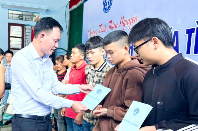 BHXH tỉnh Lai Châu: Trao tặng thẻ BHYT và quà tết cho hộ nghèo ở huyện biên giới Lai Châu